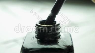 女用手<strong>灌篮</strong>刷在一罐墨水里，用来拉近距离。 中国老式油漆刷有选择焦点